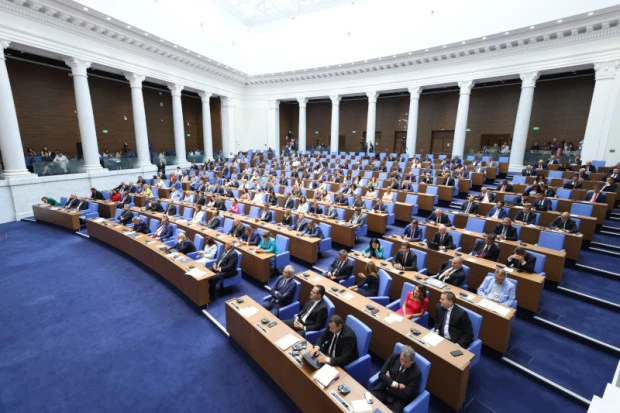 На първо четене: Парламентът прие мерки за либерализация на пазара на електроенергия от 2026 година