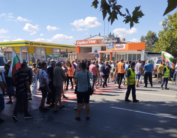 Протестиращите в Стара Загора затвориха главния път към АМ Тракия