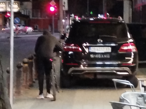 </TD
>Пловдивчанин се ядоса на наглото паркиране на джип. Той се