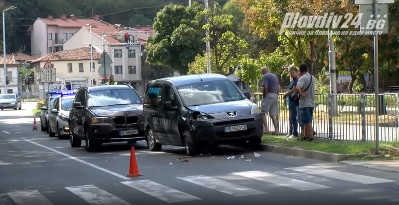 Верижна катастрофа до пешеходна пътека в Пловдив, полиция е на място