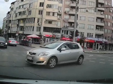Гражданин: Госпожата, която мина на червено, утре, преди да се качи на колата, да си изпие кафето