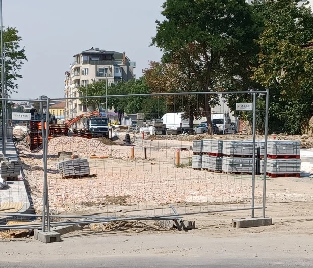 Дават на друга фирма тротоарите на улица "Даме Груев"