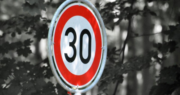 Властта обмисля ограничение на скоростта в големите градове до 30км/ч.