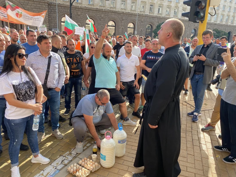 С яйца и мляко: Протестиращи земеделци се събраха пред МС