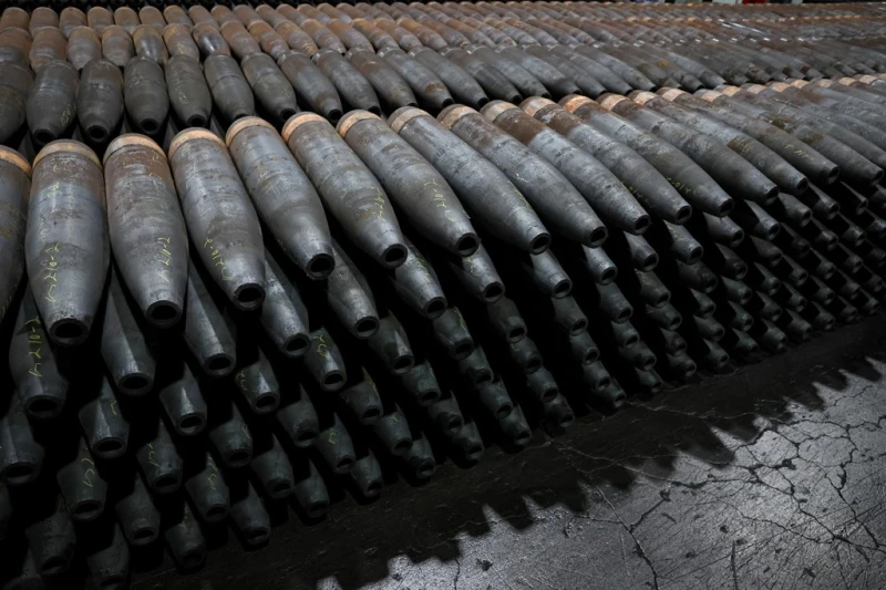 Великобритания ще изпрати още "десетки хиляди" артилерийски снаряди на Украйна