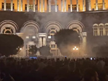 Протестиращи в Ереван нахлуха в правителствена сграда