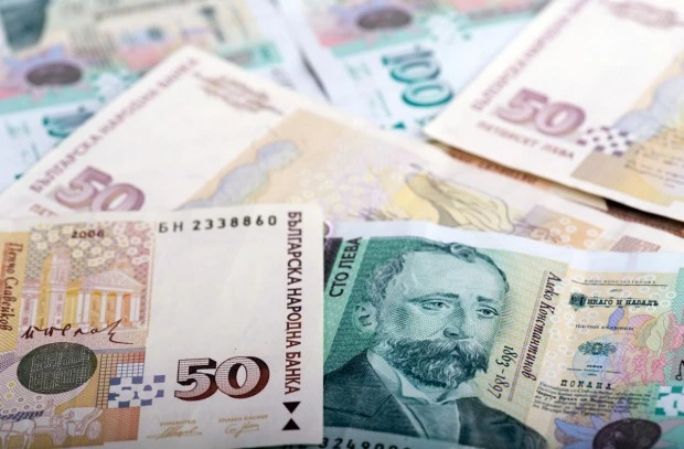 Икономист: Към момента излиза по-евтино да се взимат кредити в левове