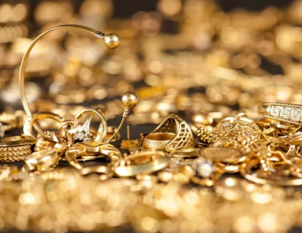 Oтмъкнаха чанта със златни накити от отворена кола в Русе