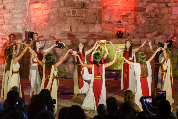 </TD
>С внушителен спектакъл-възстановка по сюжети от древния тракийски епос фестивал
