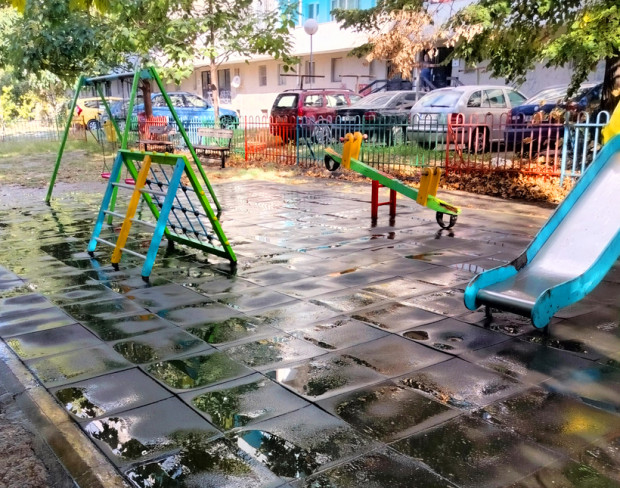 Измити са 55 детски площадки в район Приморски съобщиха от