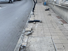 Граждани алармират: Изкъртени колчета на русенска улица