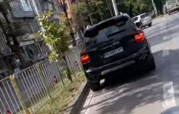 TD Пловдивски шофьор с Порше спря по средата на булевард във