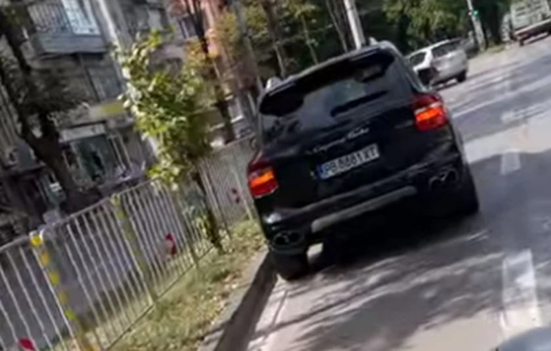 Пловдивски шофьор с "Порше" спря в средата на булевард
