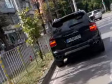 Пловдивски шофьор с "Порше" спря в средата на булевард