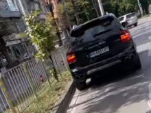 Шофьор с пловдивски номер спря пред светофар на булевард във Варна и отиде да си свърши работа