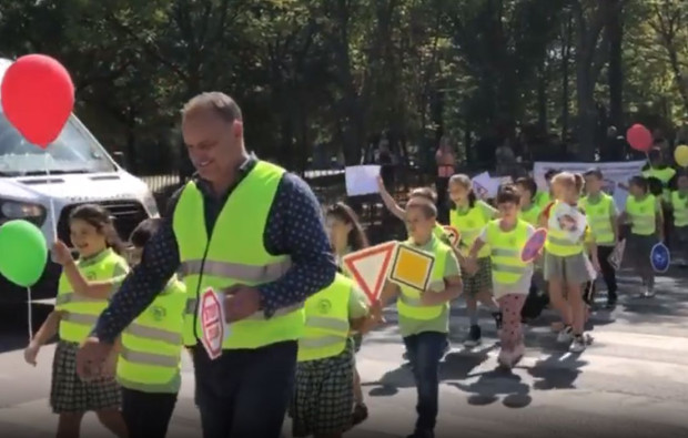 Ученици в Пловдив показаха как се пресича безопасно