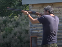 Мъж стреля с пушка през нощта в кюстендилско село