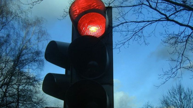 10 годишно дете пресичало на червен сигнал на светофара е с