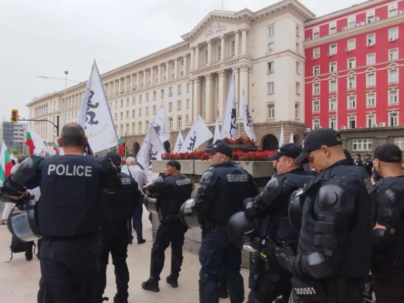 Центърът на София почерня от полиция заради протеста на "Възраждане"