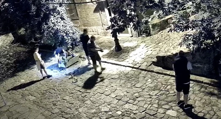 Пловдивчанин бетонира кашпа пред дома си в Стария град, за да може никой да не паркира там