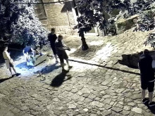 Пловдивчанин бетонира кашпа пред дома си в Стария град, за да може никой да не паркира там