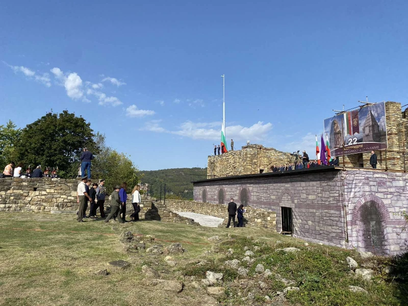 Под звуците на националния химн знамето на България се развя над крепостта Царевец