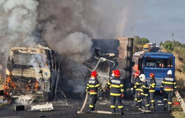 Тежка катастрофа с участието на два автобуса и камион е