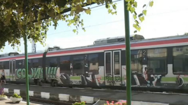 </TD
>Пътници от влака София - Благоевград бяха принудени да чакат
