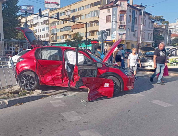 Зверска катастрофа стана в центъра на Варна