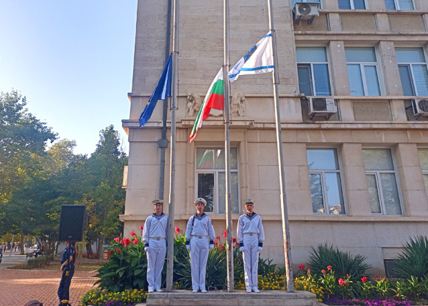 Националното знаме на България както и флаговете на Европейския съюз