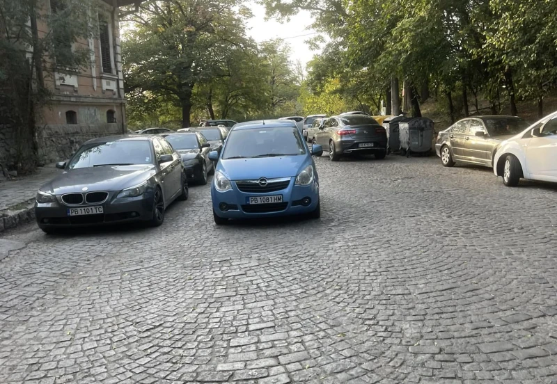 Шофьор без свян паркира колата си посредата на улица в Пловдив