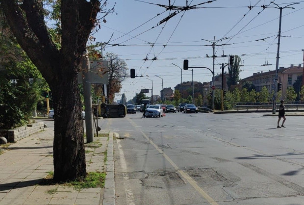 Катастрофа в центъра на София: На мястото на инцидента вече има пожарна и линейка
