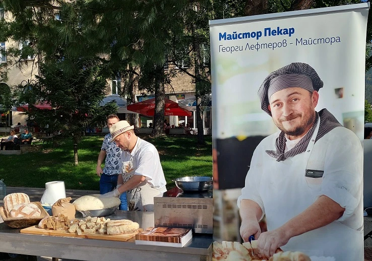 Пекар от Пловдив се превърна в атракция на "Водопада фест" в Карлово