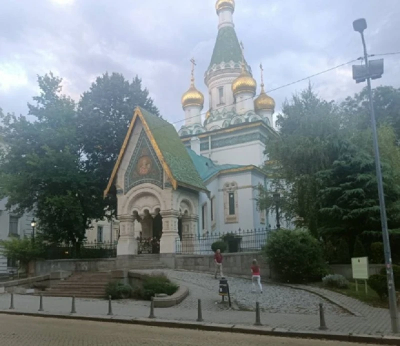 Миряни излизат на протест пред Руската църква в София