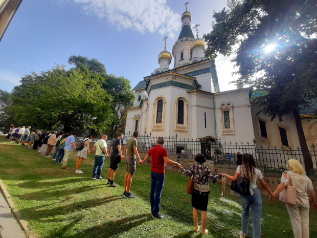 Миряни се събраха в знак на протест пред Руската църква
