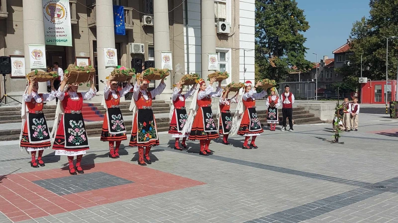 Голям празник в пловдивско село, вино се лее на корем