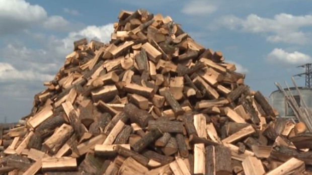 Сериозен спад в търсенето на дърва за огрев от домакинствата отчитат