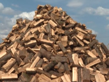 Пазарът на дърва за огрев през зимата се срина
