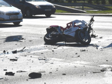 Моторист пострада при верижна катастрофа на Подбалканския път