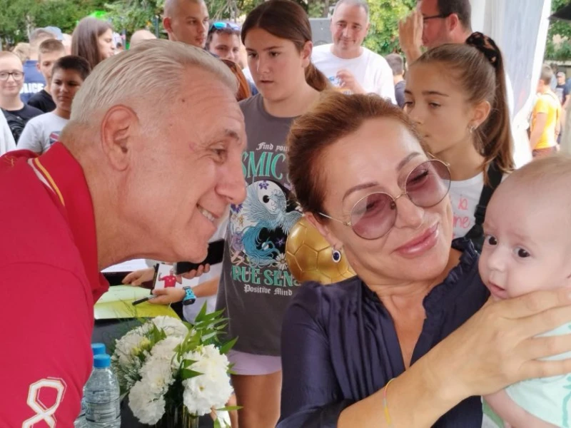 Колосите в спорта Христо Стоичков и Карл Люис раздаваха с часове автографи в Пазарджик