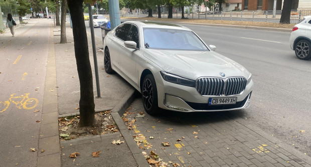 TD Шофьор на BMW реши да паркира колата си по много странен