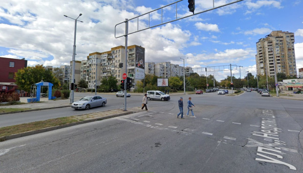 </TD
>Светофарната уредба на кръстовището между улиците Съединение и Недялка Шилева
