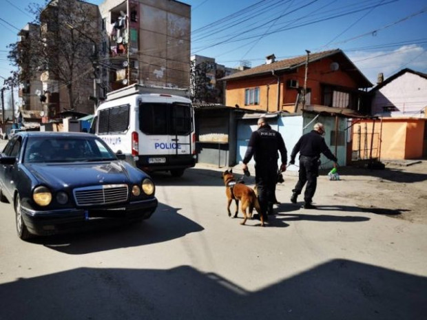 </TD
>Трима мъже от пловдивския квартал Столипиново“ са били задържани за