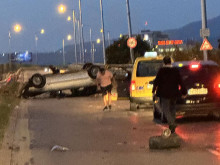 Кола се обърна по таван на бул. "Брюксел" в София, шофьорът е бил пиян
