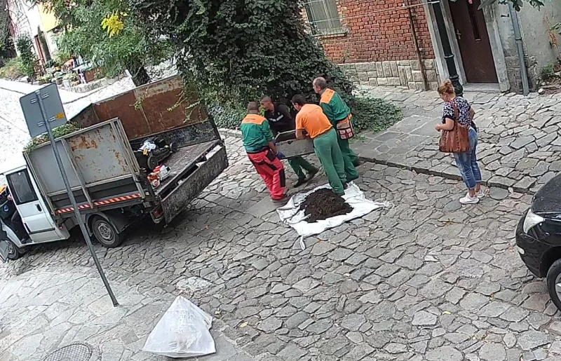 След публикация на Plovdiv24.bg махнаха бетонираната кашпа в Стария град