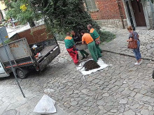 След публикация на Plovdiv24.bg махнаха бетонираната кашпа в Стария град