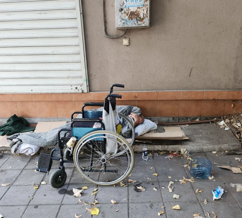 Бездомник е създал голяма мръсотия в Пловдив