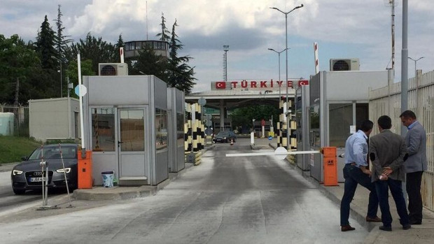 Трима български туристи не бяха допуснати в Турция въпреки облекчените