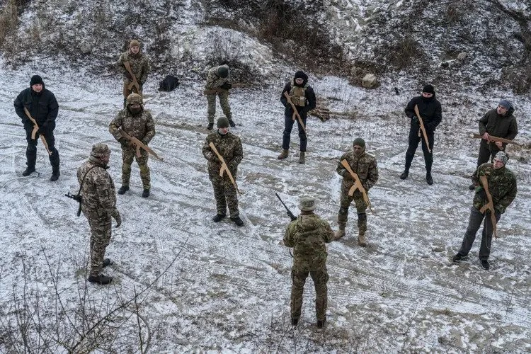 Украински войници недоволни от обучението: Инструктори от НАТО търсят в YouTube решения в "сложна бойна обстановка"