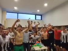 Луда "черно-бяла" радост в съблекалнята в "Коматево" след обрата в дербито от Трета лига